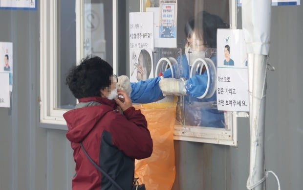 15일 오전 서울역 광장 코로나19 선별진료소를 찾은 시민이 검사를 받고 있다. /사진=연합뉴스