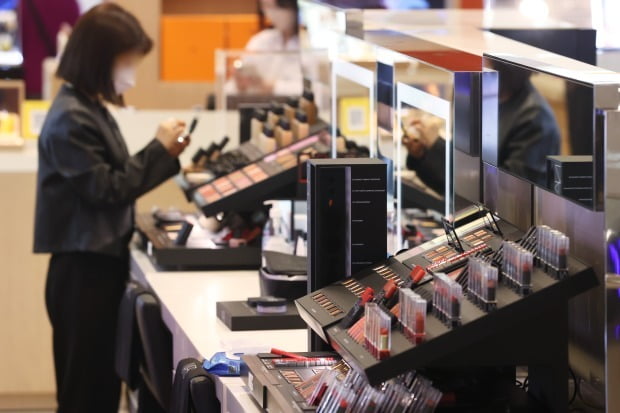 서울의 한 백화점 화장품 매장에서 고객들이 쇼핑을 하고 있다.(사진=연합뉴스)