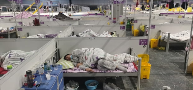 도시 봉쇄가 진행 중인 지난 18일 상하이의 한 임시병원.  /사진=EPA