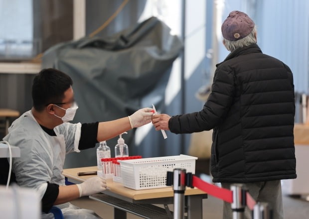 서울 중구 서울역 임시 선별검사소 / 사진=연합뉴스