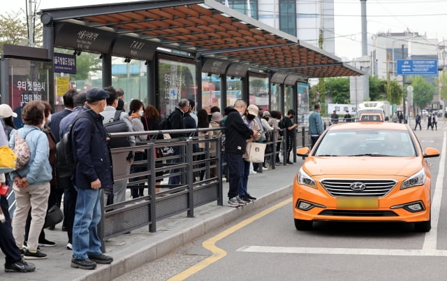 택시를 기다리는 시민들. / 사진=연합뉴스