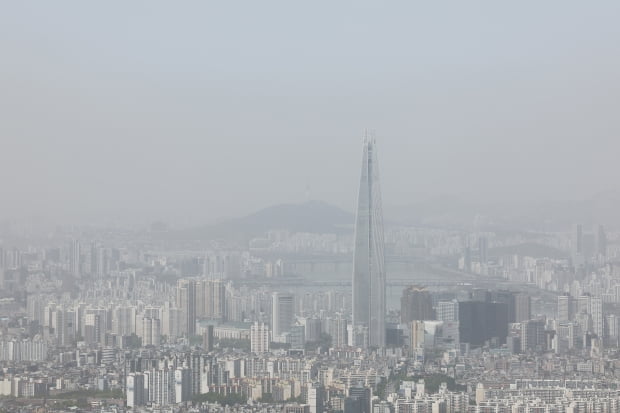 황사가 유입되며 미세먼지 농도가 높아진 27일 오전 경기도 광주시 남한산성에서 바라본 서울 시내가 뿌옇다. 사진=연합뉴스