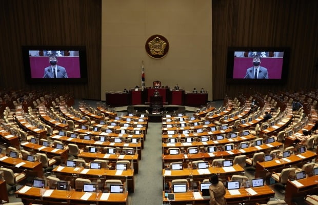 국민의힘 김웅 의원이 27일 텅빈 국회 본회의장에서 검찰의 수사권과 기소권을 분리하는 일명 '검수완박' 법안을 처리하기 전 세번째 무제한토론(필리버스터)을 하고 있다. /사진=연합뉴스