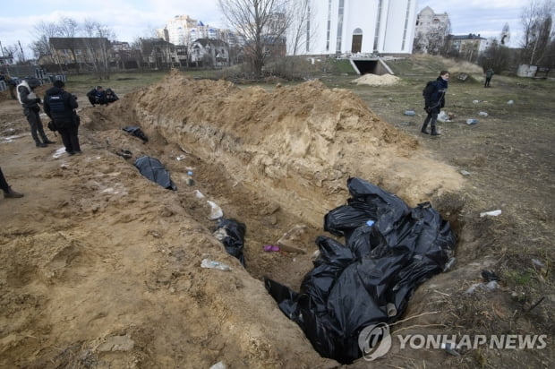 [우크라 침공] 부차의 비극…14세 소년 "아빠는 가슴에 총 2발 맞고 쓰러져"