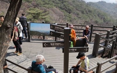 북악산 개방 첫날 시민들 북적…"깨끗하고 신비해요"