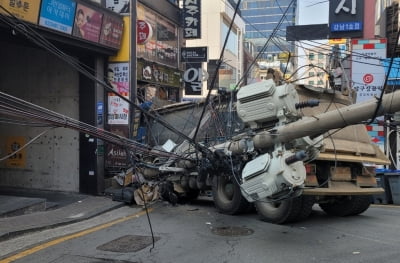 강남 골목길서 덤프트럭이 전봇대·식당 충돌…800여세대 정전