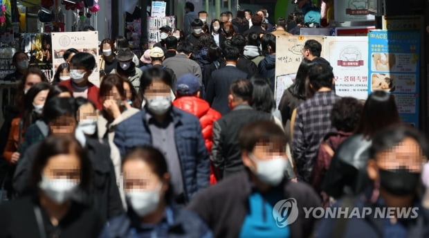 정부 "거리두기 인원·시간제한 해제 검토…6∼7월엔 마스크도"