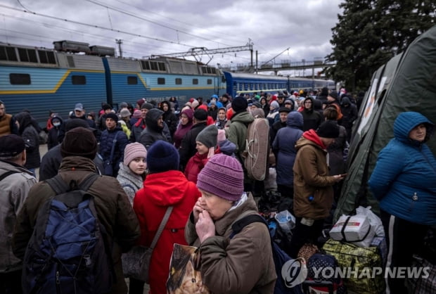 [우크라 침공 50일] 러, 북부 전선서 패퇴…'돈바스 결전' 임박