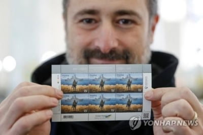 '침몰' 러시아 전함 배경 "꺼져라" 우크라 병사 우표 인기
