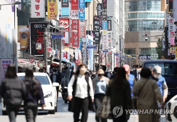 24시간 국밥집 영업하고 팝콘 먹으며 영화보고…일상 돌아온다