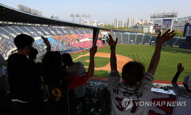 오늘부터 거리두기 '끝'…사적모임·영업시간 제한 전면해제