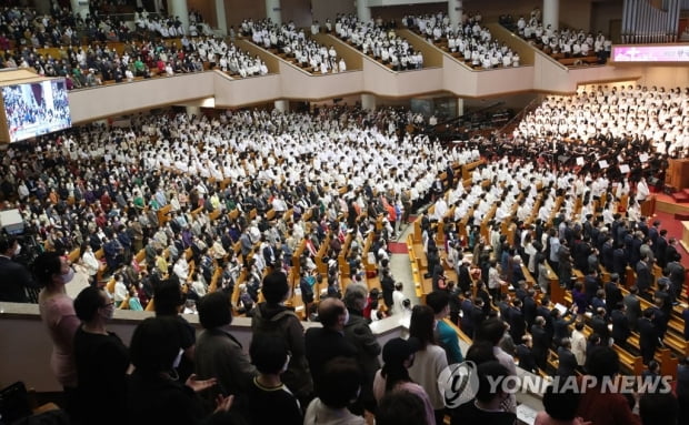 오늘부터 거리두기 '끝'…사적모임·영업시간 제한 전면해제