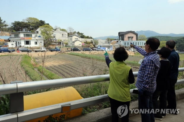 '이웃이 되어서 반갑습니다. 문재인 김정숙'…이사떡 입주 준비