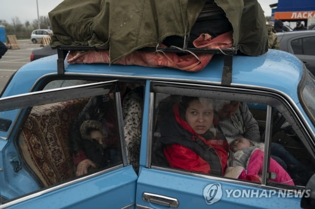 마리우폴서 탈출한 주민들 "도시가 사라졌다…거리 곳곳에 시신"