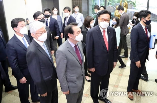 尹정책협의단 "日외무상 면담서 한일 협력강화 의견 모아"