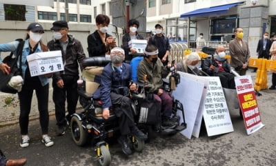 전장연 대표, 경찰 조사받아…"지하철시위, 어쩔수 없었다"(종합)