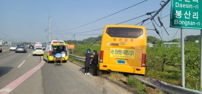 김천서 시외버스 전봇대 충돌 뒤 도로이탈…3명 부상