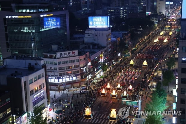 코로나로 그늘진 사회에 환한 등불…3년만의 대규모 연등행렬