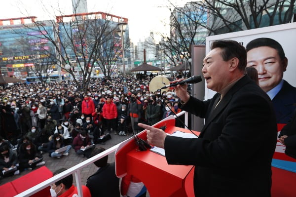 윤석열 당시 국민의힘 대선 후보가 지난 2월 18일 오후 대구 달성군 대실역사거리에서 열린 유세에서 발언하고 있다. 윤 후보는 이날 