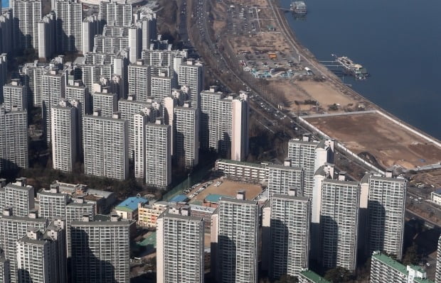 서울 송파구 롯데월드타워 서울스카이에서 바라본 한강변 아파트 단지 모습. 사진=뉴스1