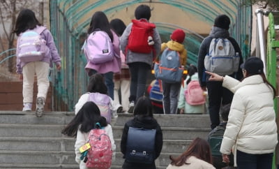 학생 수 줄어도 늘어나는 교육청 쌈짓돈…"세금 줄줄 샌다" [강진규의 데이터너머]