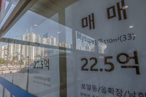 서울의 한 아파트단지 상가 공인중개사에 아파트 매매 및 전세 매물 시세가 게시돼 있다. 사진=뉴스1