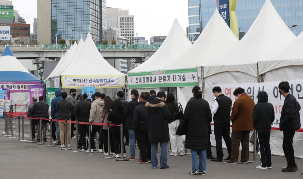 31일 오전 서울역 선별진료소에서 시민들이 신종 코로나바이러스 감염증(코로나19) 신속항원검사를 받기 위해 줄을 서 있다. 사진=뉴스1