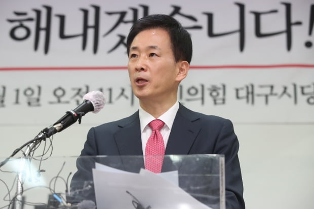 박근혜 전 대통령의 측근인 유영하 변호사가 1일 오전 대구 수성구 범어동 국민의힘 대구시당에서 기자회견을 열고 6·1지방선거에 대구시장 출마를 공식 선언하고 있다.사진=뉴스1