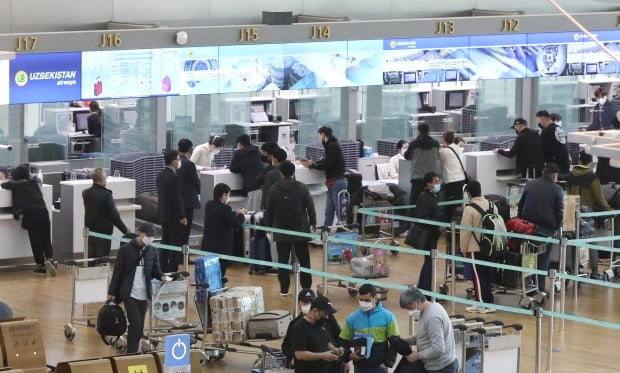 인천국제공항 제1터미널 출국장이 해외 여행을 떠나려는 여행객들로 붐비고 있다. /뉴스1