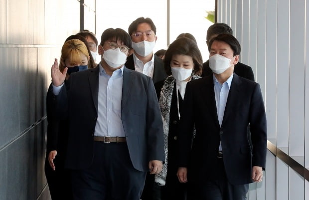 안철수 대통령직 인수위원회 위원장이 지난 2일 서울 용산구 하이브 본사를 찾아 방시혁 하이브 의장의 설명을 들으며 건물 내부를 둘러보고 있다. 사진=뉴스1