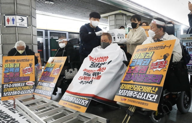 배재현 전국장애인차별철폐연대 활동가가 4일 오전 서울 종로구 지하철3호선 경복궁역에서 열린 '장애인권리예산 인수위 답변 촉구를 위한 결의식'에서 장애인 이동권 및 예산 확보를 위한 삭발을 하고 있다. / 사진=뉴스1