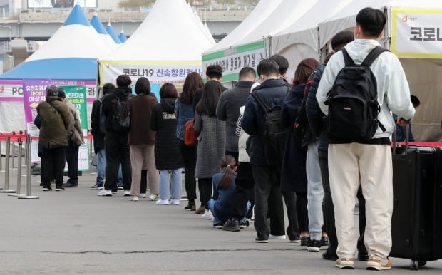 6일 서울 중구 서울역에 마련된 신종 코로나바이러스 감염증(코로나19) 임시선별진료소에서 시민들이 검사를 받기 위해 줄을 서서 기다리고 있다. /사진=뉴스1