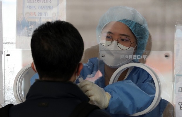  6일 서울 중구 서울역에 마련된 신종 코로나바이러스 감염증(코로나19) 임시선별진료소에서 한 시민이 PCR검사를 받고 있다. /사진=뉴스1