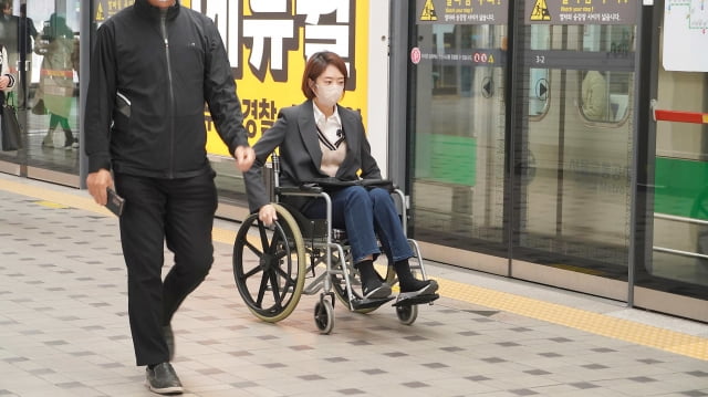 고민정 더불어민주당 의원이 6일 서울 강변역에서 국회의사당역까지 휠체어로 출근하고 있다. / 사진=고 의원 페이스북
