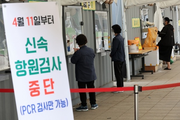  서울 중구 서울광장 임시선별검사소에서 시민들이 코로나19 검사를 받고 있다. /사진=뉴스1