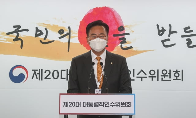 유상범 대통령직인수위원회 정무사법행정분과 인수위원이 13일 서울 종로구 통의동 인수위 브리핑룸에서 검수완박(검찰 수사권 완전 박탈)과 관련해 브리핑을 하고 있다. / 사진=뉴스1