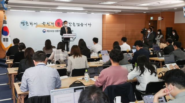 유상범 대통령직인수위원회 정무사법행정분과 인수위원이 13일 서울 종로구 통의동 인수위 브리핑룸에서 검수완박(검찰 수사권 완전 박탈)과 관련해 브리핑을 하고 있다. / 사진=뉴스1