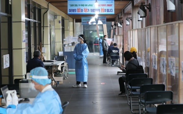 19일 오전 서울 송파구보건소에 마련된 신종 코로나바이러스 감염증(코로나19) 선별진료소가 한산한 모습을 보이고 있다. /사진=뉴스1