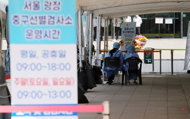 19일 오전 서울 중구 서울광장에 설치된 코로나19 임시선별검사소가 한산한 모습을 보이고 있다. /사진=뉴스1