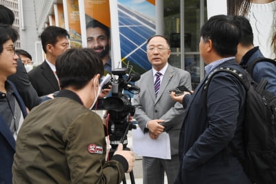 퇴임하는 '최장수 부총리' 홍남기 "부동산은 아쉬워"