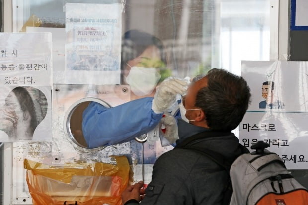 26일 서울 중구 서울역광장 임시선별검사소에서 한 시민이 코로나19 검사를 받고 있다. /사진=뉴스1