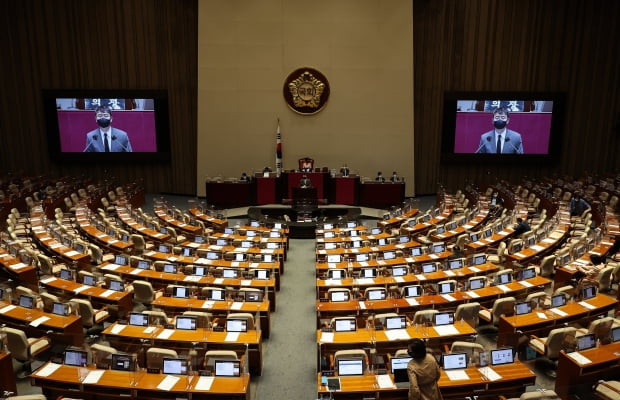 김웅 국민의힘 의원이 27일 서울 여의도 국회에서 열린 검찰의 수사·기소권 분리(검수완박) 법안 처리를 위한 본회의에서 검찰청법 일부개정법률안(대안)에 대한 무제한토론(필리버스터)을 하고 있다.사진=뉴스1