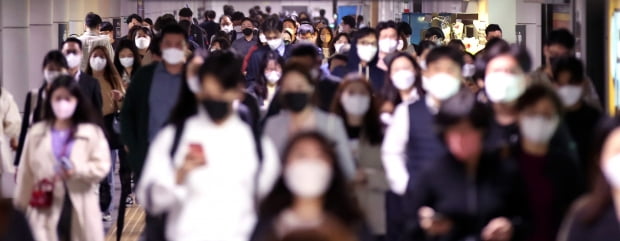  29일 오전 서울 시청역에서 마스크 쓴 시민들이 출근길 발걸음을 옮기고 있다. 사진=뉴스1