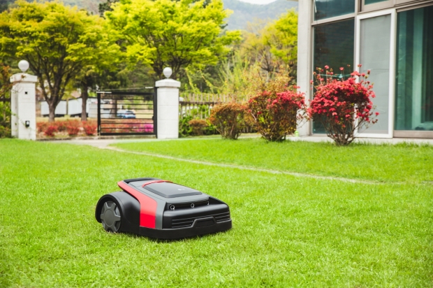 LG전자, 한국형 ‘잔디깎이 로봇’ 출시