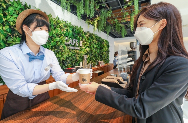 친환경 경영 앞장서는 현대백화점 ⋯ 이번엔 ‘착한 종이컵’ 도입