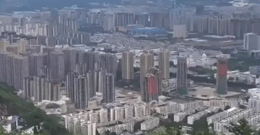 중국 윈난성 쿤밍시에서 리양신도시로 건설되던 고층 아파트 14개동이 철거되는 모습. 사진=유튜브 갈무리