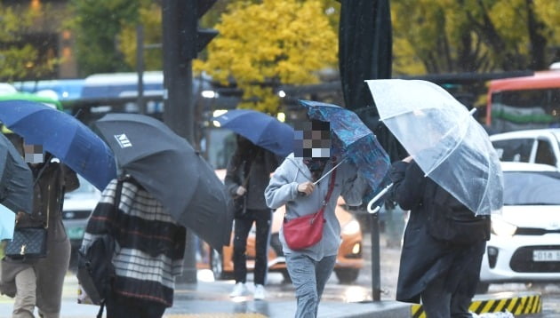 서울 종로구 세종대로사거리 인근에서 시민들이 우산을 쓴 채 발걸음을 재촉하고 있다. /한경DB