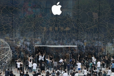 더 늦어지는 아이폰 출시? "中 봉쇄로 애플 신제품 개발 지연"