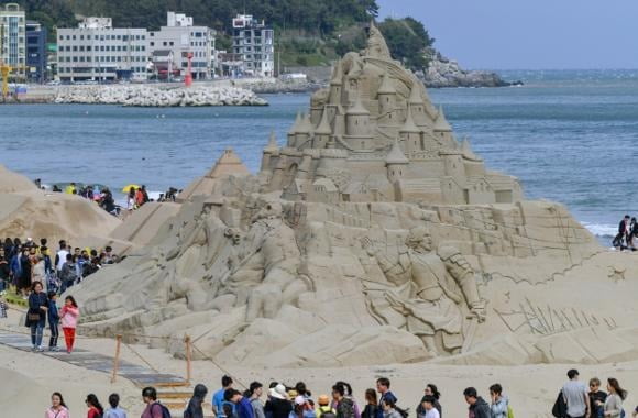 부산 해운대해수욕장에 완성된 모래 작품. 부산시 제공