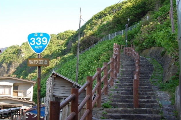 혼슈 최북단 아오모리현에서도 가장 북쪽인 쓰가루 반도의 닷피자키(龍飛崎)에는 일본 유일의 계단 국도가 있다. (자료 : 아오모리현 관광청)